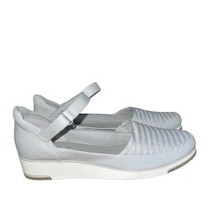 BareTraps grey and white sandals NWOT or box size 8.5 women’s
